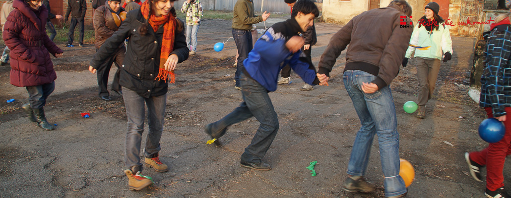 Die Waisen haben Spass beim Kicken