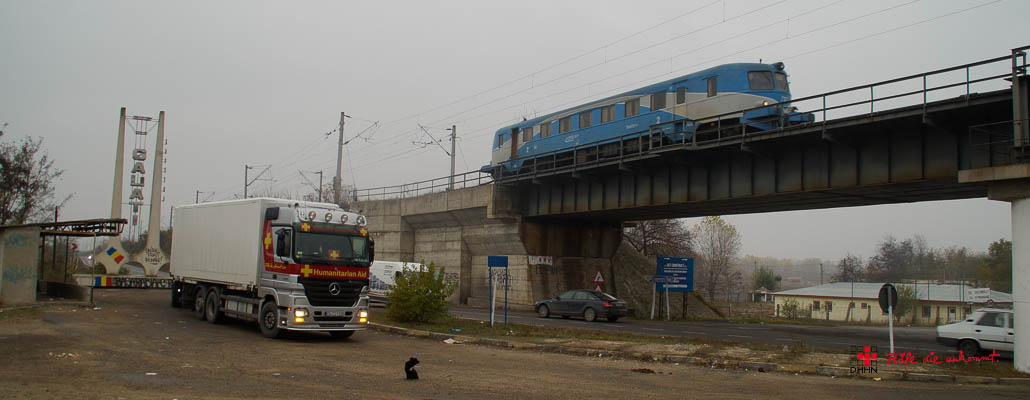 Spannende Brücke bei Tecuci: Oben die Eisenbahn, unten die Strasse