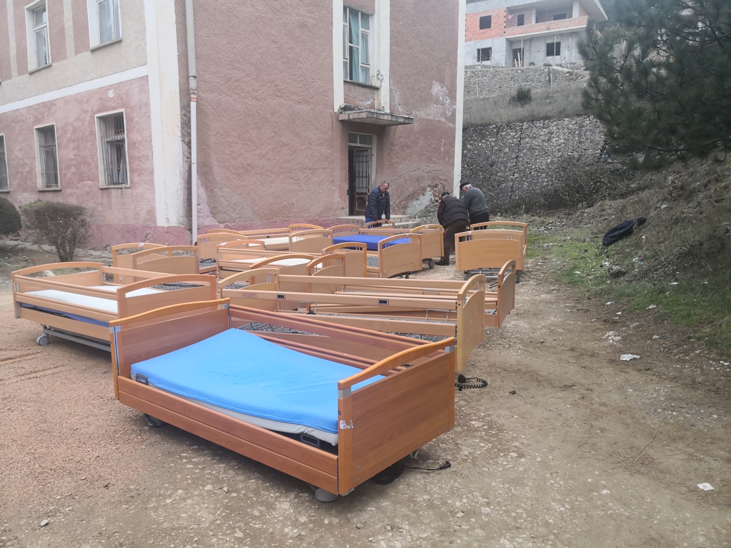 Pflegebetten und Krankenhausbetten für das Krankenhaus im Hintergund in Albanien